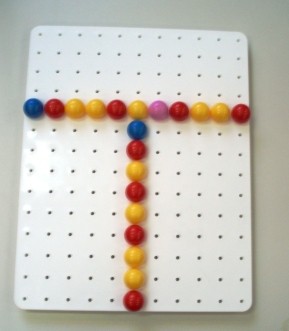 Γράμματα με καρφιτσούλες